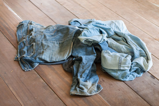 نتيجة بحث الصور عن ‪clothes on the floor‬‏