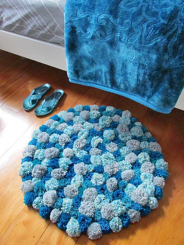 spiselige område Udpakning DIY: Make a cute-as-a-button pompom rug